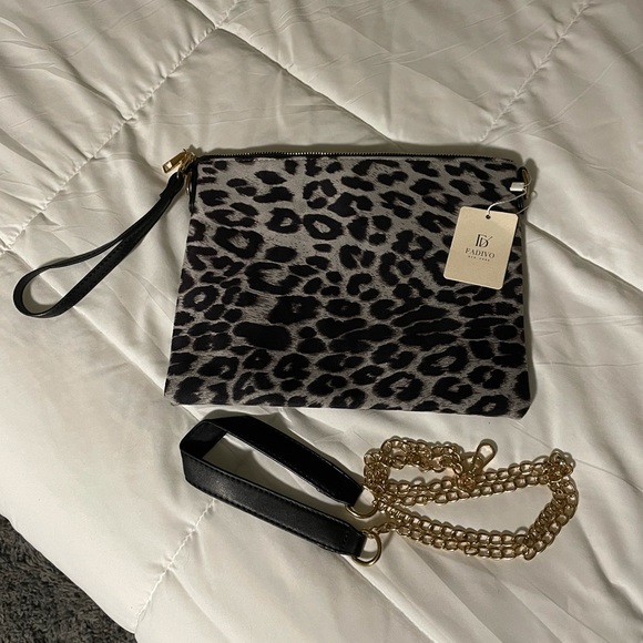 ๐ Boutique wristlet with chain - Picture 2 of 5